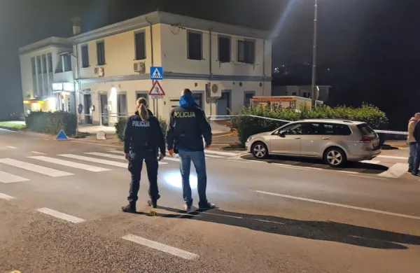 Domačini so  tudi včeraj  ugibali, da je storilec  pirotehniko  najverjetneje  aktiviral pred  napačnimi  vrati.  