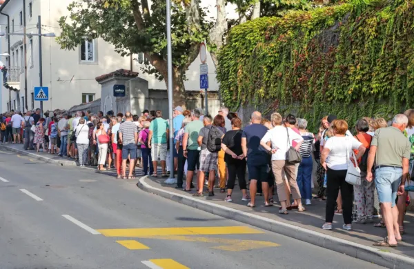 Tako so avgusta upokojenci čakali v vrsti vzdolž Cankarjeve ulice 
v Kopru, da bi se v Ljudski univerzi Koper prijavili na digitalno 
izobraževanje.