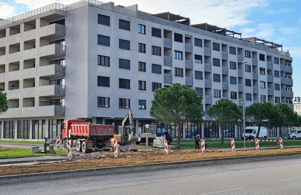 V Mariboru, Celju in Kopru so cene stanovanj poskočile za okoli 15 
odstotkov, v Kranju in Ljubljani pa za okoli 10 odstotkov.