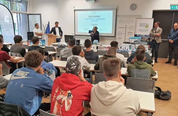 Dijake so seznanili z novimi tehnologijami, povezanimi z vodikom, 
ki se bodo uporabljale v visokotehnološkem gospodarstvu.