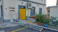 Včeraj zjutraj  so  uničena  vrata  zaščitili  z  deskami. 