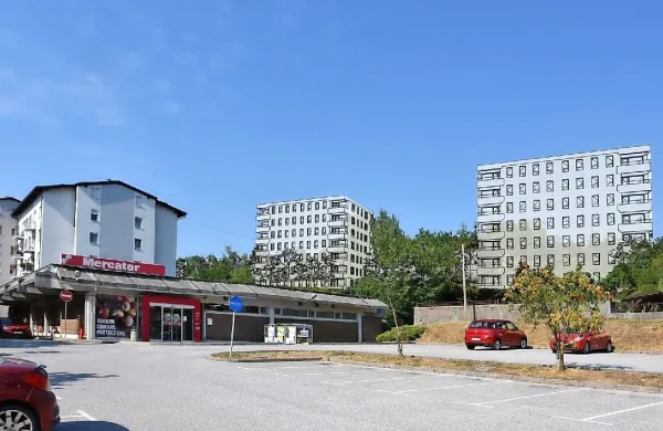 Za zdravstveno postajo in Mercatorjem namerava občina skupaj s stanovanjskim skladom  zgraditi dva stolpiča s 50 neprofitnimi stanovanji. 