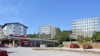 Za zdravstveno postajo in Mercatorjem namerava občina skupaj s stanovanjskim skladom  zgraditi dva stolpiča s 50 neprofitnimi stanovanji. 