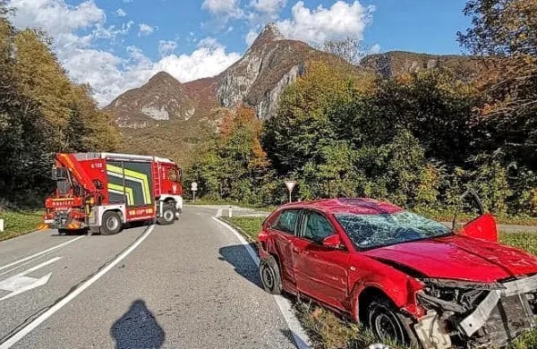 Včeraj okoli 14.30 je močno počilo v naselju Kal-Koritnica,  kjer  so 
trčili trije avtomobili. 