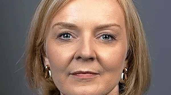 Liz Truss je s svojim odstopom postala britanska premierka z 
najkrajšim stažem. 