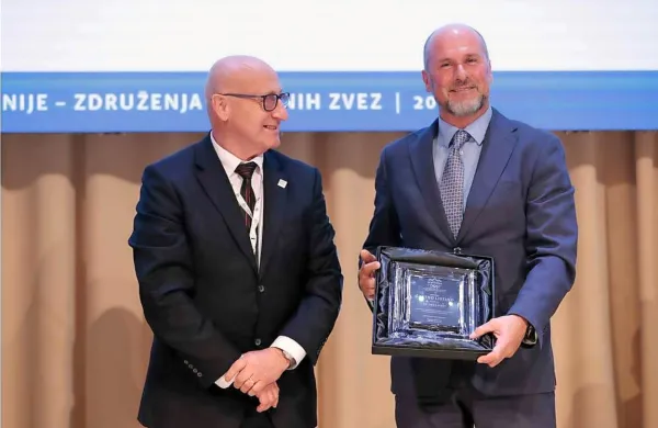 Med prejemniki častne listine OKS je  Rado Pišot (desno, ob njem 
predsednik OKS Bogdan Gabrovec), direktor Znanstveno-raziskovalnega središča Koper.
