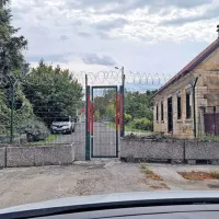 Takšen je bil prizor na cilju našega popotovanja. Mreža in vrata, ki 
ločujejo mejo med Slovenijo in Hrvaško.