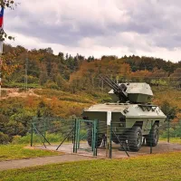 Vojaško vozilo kot spomenik na vojno, ki se je pri nas odvijala pred 
več kot tremi desetletji.