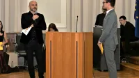 Nekdanjemu profesorju in uredniku dijaške publikacije KAKI se je poklonil tudi  Branko Čakarmiš (levo).  