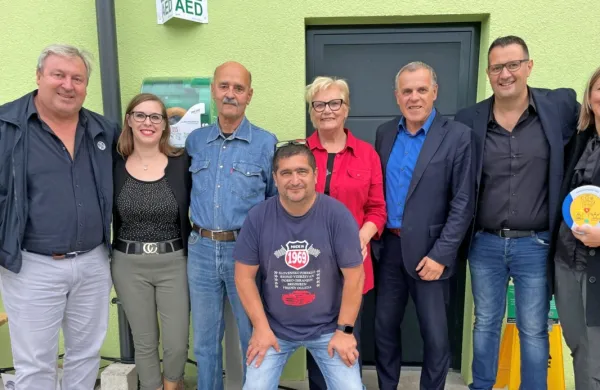 V Medoših so se skupaj z županom Danilom Markočičem (tretji z 
desne) razveselili defibrilatorja. Kortežan Stefano Destefano (drugi z desne) je sokrajanu lani  rešil življenje prav z defibrilatorjem.