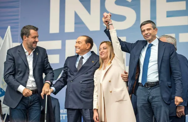 

Predčasne volitve v Italiji so bile 25. septembra, na njih je desni pol 
dobil absolutno večino v obeh domovih parlamenta, Bratje Italije 
pod vodstvom 45-letne Giorgie Meloni pa so s 26 odstotki glasov 
postali najmočnejša stranka.
