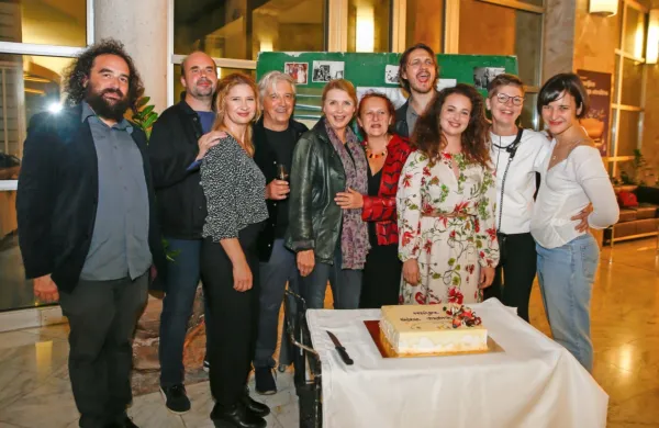 Združena novogoriško-kranjska ekipa je uspešno primorsko premiero proslavila tudi s torto. 