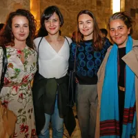 Urško Taufer in Dorotejo Nadrah (z leve), ki igrata v predstavi, sta prišli 
podpret tudi kolegici Arna Hadžialjević in Marjuta Slamič. 