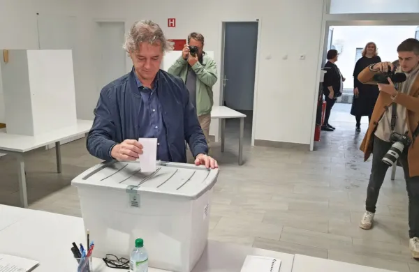 Predsednik vlade Robert Golob je svoj glas oddal na volišču v 
prostorih Kmetijsko-gozdarskega zavoda Nova Gorica.