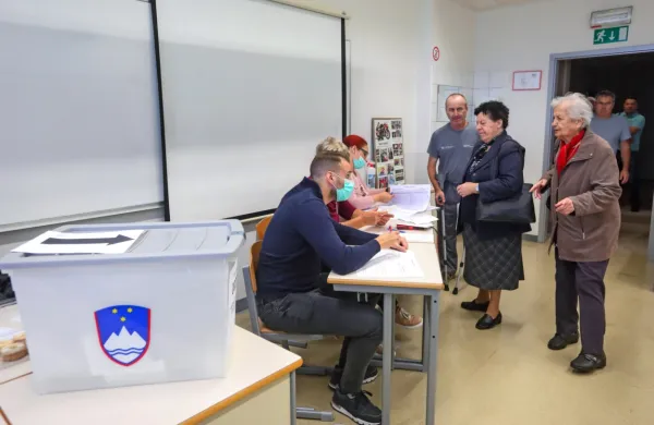 

Volilna kampanja pred današnjim prvim krogom volitev predsednika republike se je iztekla v petek in v soboto opolnoči je začel 
veljati volilni molk.