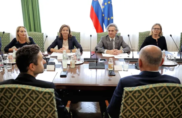 Na današnji posvet  vrha parlamentarnih strank je premier povabil 
predsednike strank in vodje poslanskih skupin.