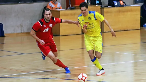 Anže Širok (levo) je Oplast  v končnici povsem približal Siliku, a je 
priložnost za izenačenje po hitrem golu tekmeca splahnela.