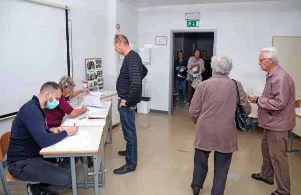 V slovenski Istri predvsem urbanizirana okraja, Koper mesto in 
Izola, izstopata z visokim odstotkom glasov za Sabino Senčar in 
Miho Kordiša.
