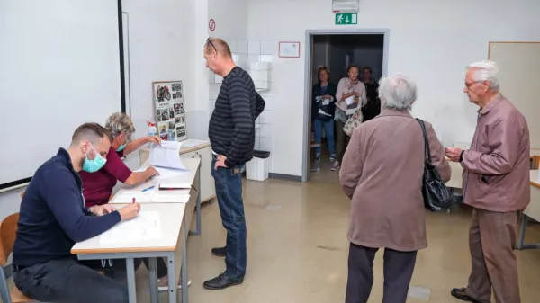 V slovenski Istri predvsem urbanizirana okraja, Koper mesto in 
Izola, izstopata z visokim odstotkom glasov za Sabino Senčar in 
Miho Kordiša.