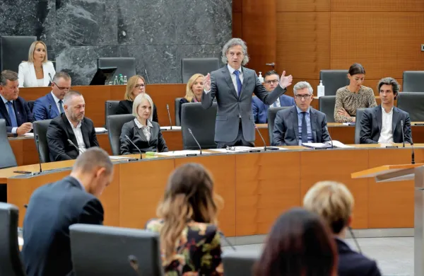 DZ je z 52 glasovi za in nobenim proti sprejel predlog novele 
zakona o sistemu plač v javnem sektorju. 