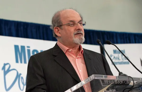Pisatelj Salman Rushdie oslepel na eno oko