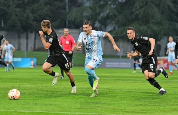 Alen Krajnc (v sredini), eden od akterjev spornega dogodka v 15. 
minuti, v ozadju je sodnik Slavko Vinčić.