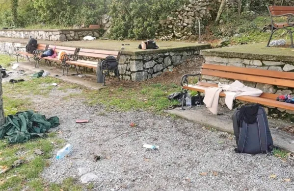 Ilegalni  migranti  za  seboj  puščajo     oblačila  in  druge  odpadke, 
vaščani  od  pristojnih  pričakujejo,  da     bodo    odpadke  odstranili.