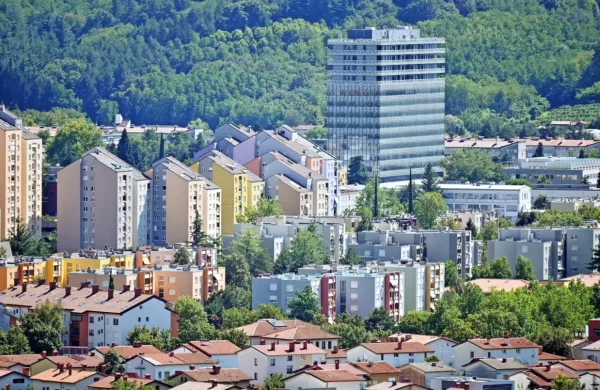 Junija so cene za kvadratni meter rabljenega stanovanja v Novi 
Gorici zrasle do 2800, celo 3000 evrov. Zdaj za  oglase s takimi 
cenami ni več takega povpraševanja.