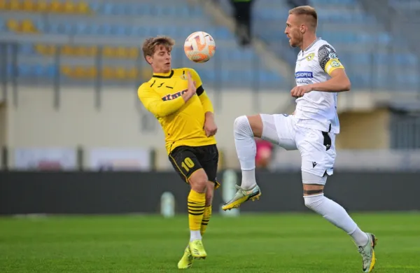 Andrej Kotnik (desno, levo Ester Sokler) je imel v izdihljajih tekme 
na nogi žogo za zmago Kopra 