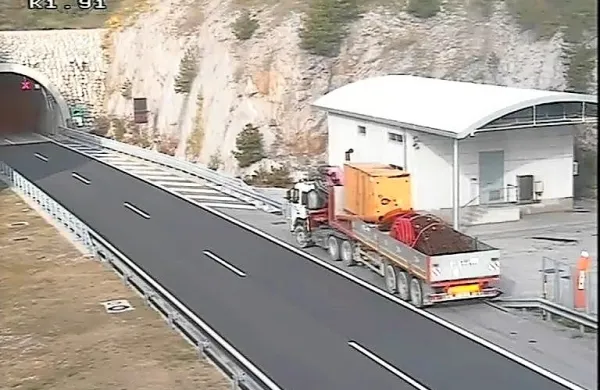 Zaradi  previsokega  dimnika  na  agregatu  je  zagorela  rdeča  luč.