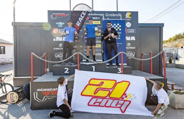 Najboljši v razredu super sport 600, z  leve  stojijo  Domen Lipnik,  
Enej Logar in Grega Žust. 
