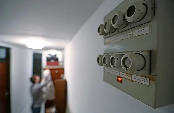  V času uporabe uredbe, ki določa najvišje cene električne energije, 
dobavitelji ne smejo prenehati dobave ali odkloniti sklenitve 
pogodbe o dobavi z novimi odjemalci. 
