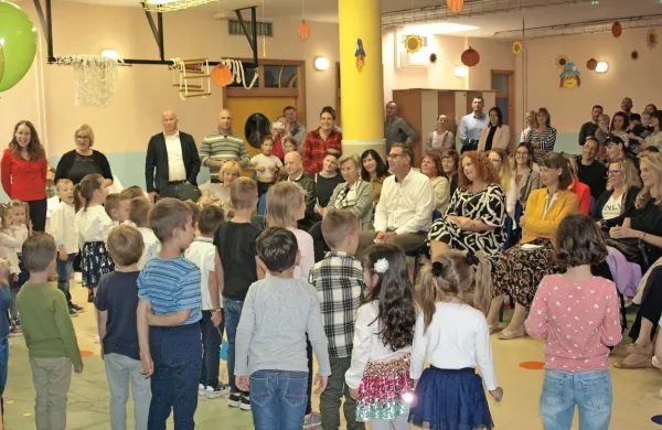 Odprtje razvojnega oddelka Mavrična ribica  so popestrili otroci 
skupin Morski konjički in Morske zvezde pod vodstvom vzgojiteljic 
Betke Primožič in Ksenije Valentinčič. 