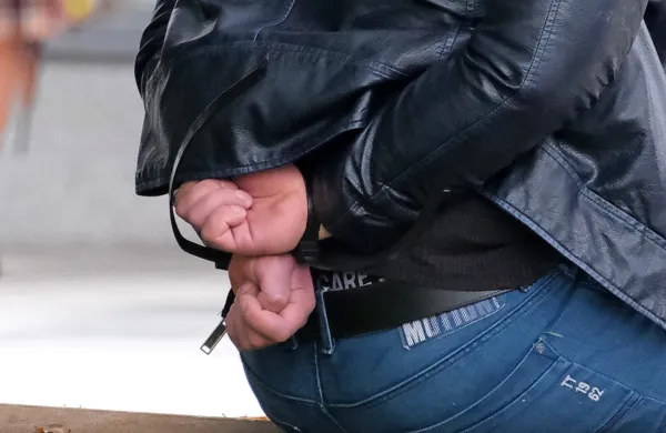 Goljufa,  ki se  je na  Ajdovskem  lažno izdajal  za  policista,  so  pred  
dnevi pravi  policisti  prijeli  na  Celjskem.  