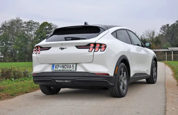 Tri leta po prvi premieri je električni mustang zapeljal tudi k 
slovenskim trgovcem z vozili Ford.