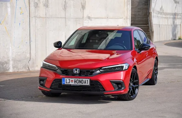 Civic je v novi enajsti generaciji ostaja na voljo le še s hibridnim 
pogonom, kjer ima prvenstveno vlogo električni motor.