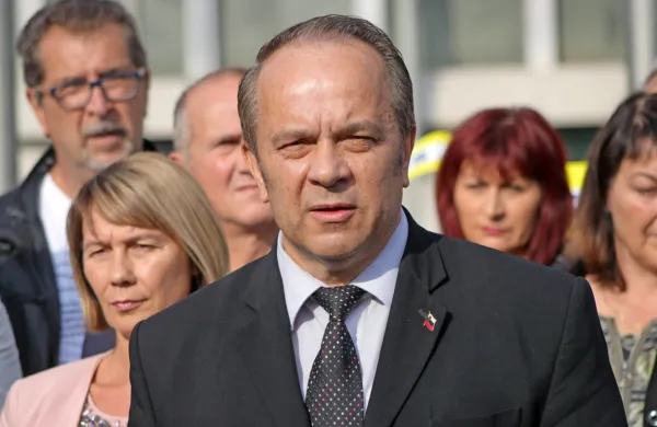 Neznanec je pred državnim zborom napadel poslanca SDS Branka 
Grimsa.