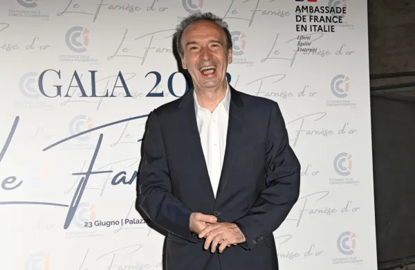 Benigni je  italijanski zagovornik smeha. Prepričan je, da nas 
humor rešuje.