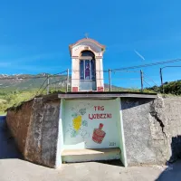 Križišča vaških poti so bila od nekdaj  zbirališče krajanov.  