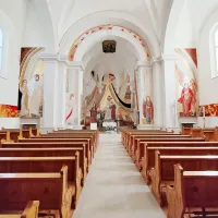 V župnijski cerkvi sv.  Primoža in Felicijana je na ogled mozaik p. 
Marka Ivana Rupnika in sodelavcev Centra Aletti, ki predstavlja  
Božji načrt odrešenja. Mozaik je bil  postavljen leta 2013.  