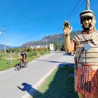 Obiskovalca na vhodu v vas pozdravi lesen  kip rimskega vojščaka, 
ki spominja, da se je v  bližini odvijala  slavna bitka pri Mrzli reki 
med  rimskim cesarjem Teodozijem in upornikom Evgenijem.    