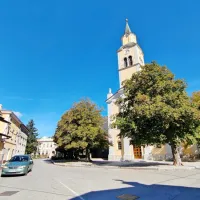 Križišče s ploščadjo pred župnijsko cerkvijo je priljubljeno  zbirališče domačinov.  Občina Vipava   ga namerava prenoviti in  
izboljšati prometno varnost.  