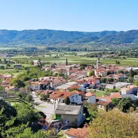Z  razgledne točke pri Teodozijevem križu se ponuja pogled na vas 
in naprej po dolini proti Krasu.  