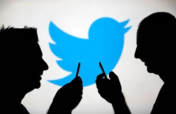 Milijarder Elon Musk je vendarle prevzel družbeni medij Twitter.