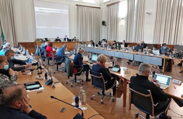 Razmere v  mestnem svetu so se obrnile: včerajšnji kritiki so 
postali tarče kritik. Koalicija je, kljub razpokam, zdržala in 
poudarjala uspehe, opozicija ni varčevala z očitki. 