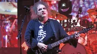 63-letni Robert Smith še  premore odličen glas, glasbene kondicije 
mu ne manjka. V dveh urah in 40 minutah je zapel 27 pesmi.   Večer 
prej so The Cure nastopili v Budimpešti, drevi bodo v Münchnu, 
sledijo koncerti v  Bologni, Firencah, Padovi, Milanu ...