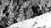 Do nesreče je prišlo pri pristajanju, ko se je helikopter najprej 
zavrtel, nato pa strmoglavil blizu gradbišča najvišje postaje 
žičnice.
