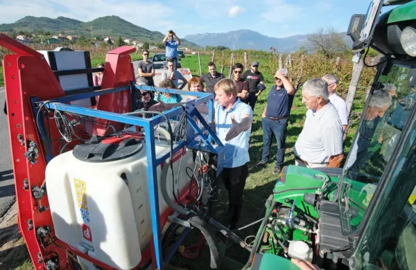 Dr. Peter Berk je na terenu prikazal delovanje avtomatiziranega 
modularnega  krmilnega sistema, s katerim je mogoče nadgraditi 
vsak pršilnik.