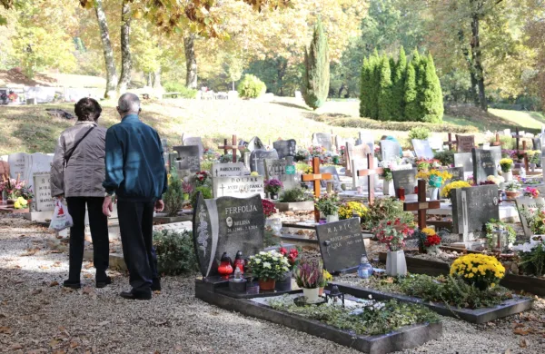 



Medtem ko ljudje obiskujejo grobove, lahko tatovi izkoristijo 
priložnost in vlomijo v parkirane avtomobile.