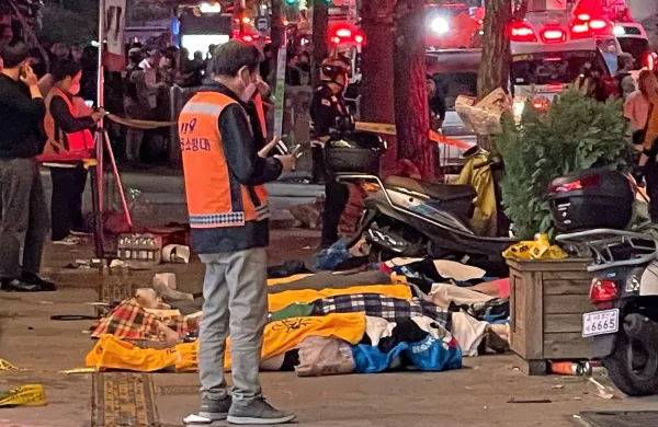 Južnokorejska policija je pred stampedom v Seulu, v katerem je v 
soboto umrlo najmanj 156 ljudi, večinoma mladih, prejela več 
opozoril, vendar je bil njen odziv nezadosten, je danes izjavil 
načelnik policije Yoon Hee-keun.